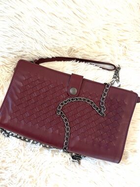 BOTTEGA VENETA LEATHER CLUTCH ON UNBRANDED CHAIN